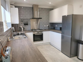 Immaculate 3 bedroom home with SuperFast WiFi, Dragon Cottage, Llansamlet, Swansea